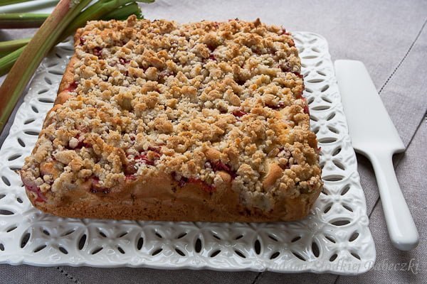 Ciasto z rabarbarem, truskawkami i migdałową kruszonką / Rhubarb, strawberries and almond crumble cake