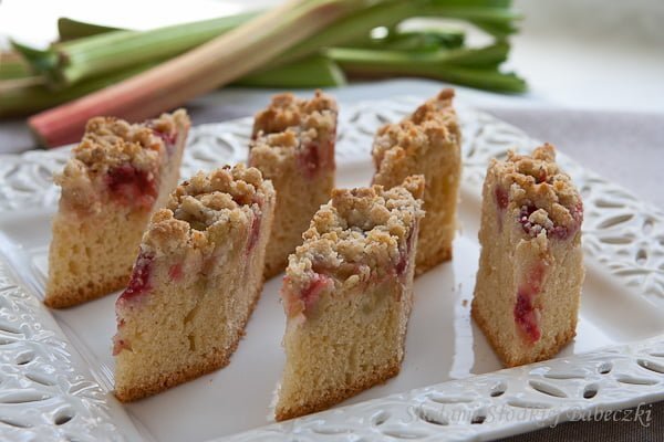 Ciasto z rabarbarem, truskawkami i migdałową kruszonką / Rhubarb, strawberries and almond crumble cake