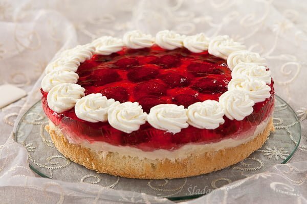 Ciasto z kremem budyniowym i truskawkami / Sponge cake with pudding and strawberries
