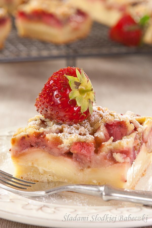 Kruche ciasto z budyniem i truskawkami / Pudding cake with strawberries