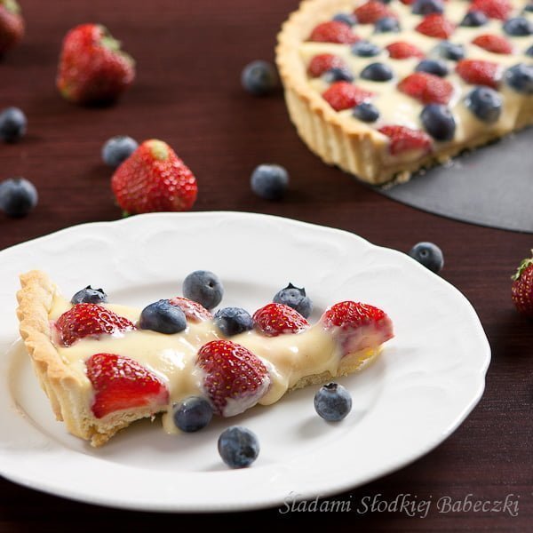 tarta z truskawkami i borówkami z kremem patisserie / tart with strawberries and blueberries with cream patisserie