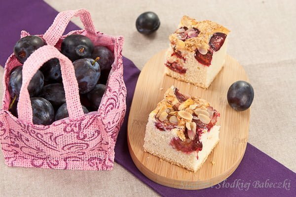 Ciasto biszkoptowe ze śliwkami | Sponge cake with plums
