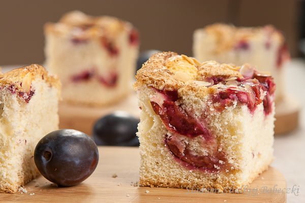 Ciasto biszkoptowe ze śliwkami | Sponge cake with plums
