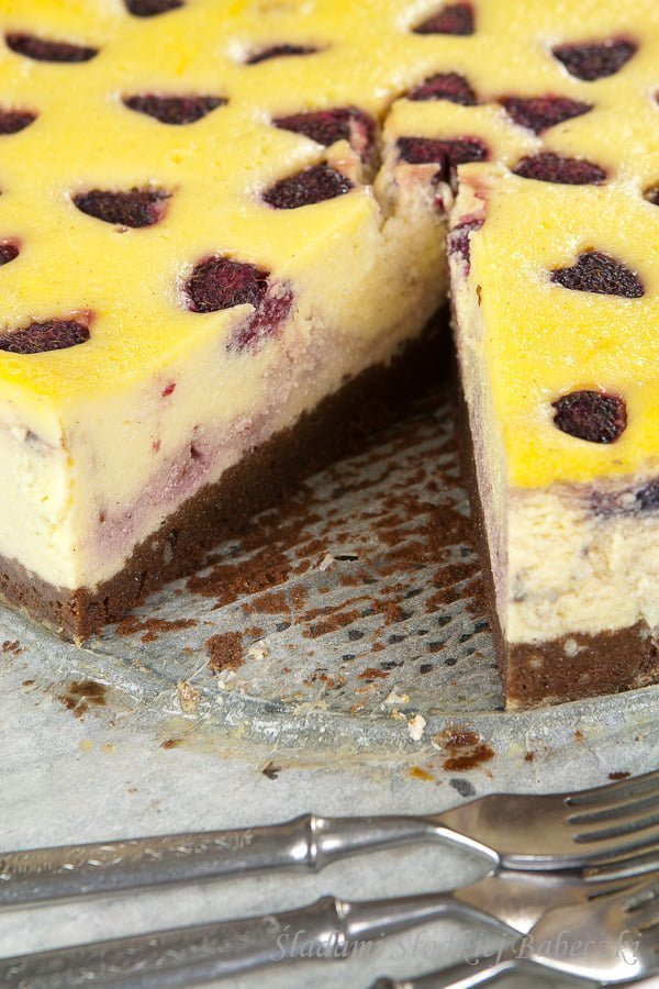 Sernik malinowy na spodzie brownie | Raspberries cheesecake with brownies bottom