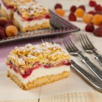 Kruche ciasto z budyniową pianką i malinami | Cake with foam and raspberries