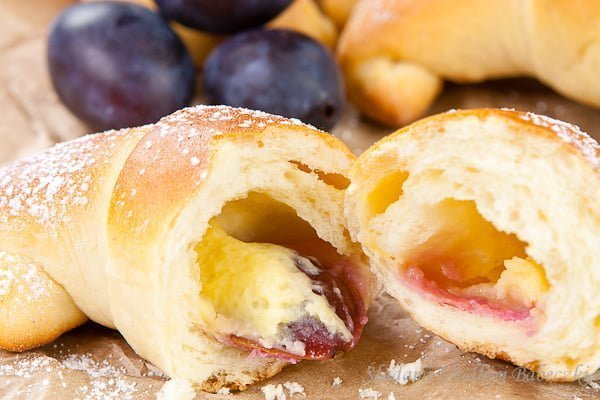 Rogaliki z budyniem i śliwkami | Croissants with custard and plums