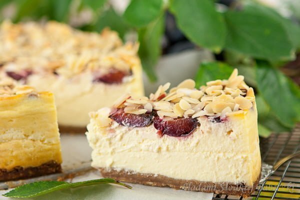 Sernik migdałowo-śliwkowy | Cheesecake with almonds and plums